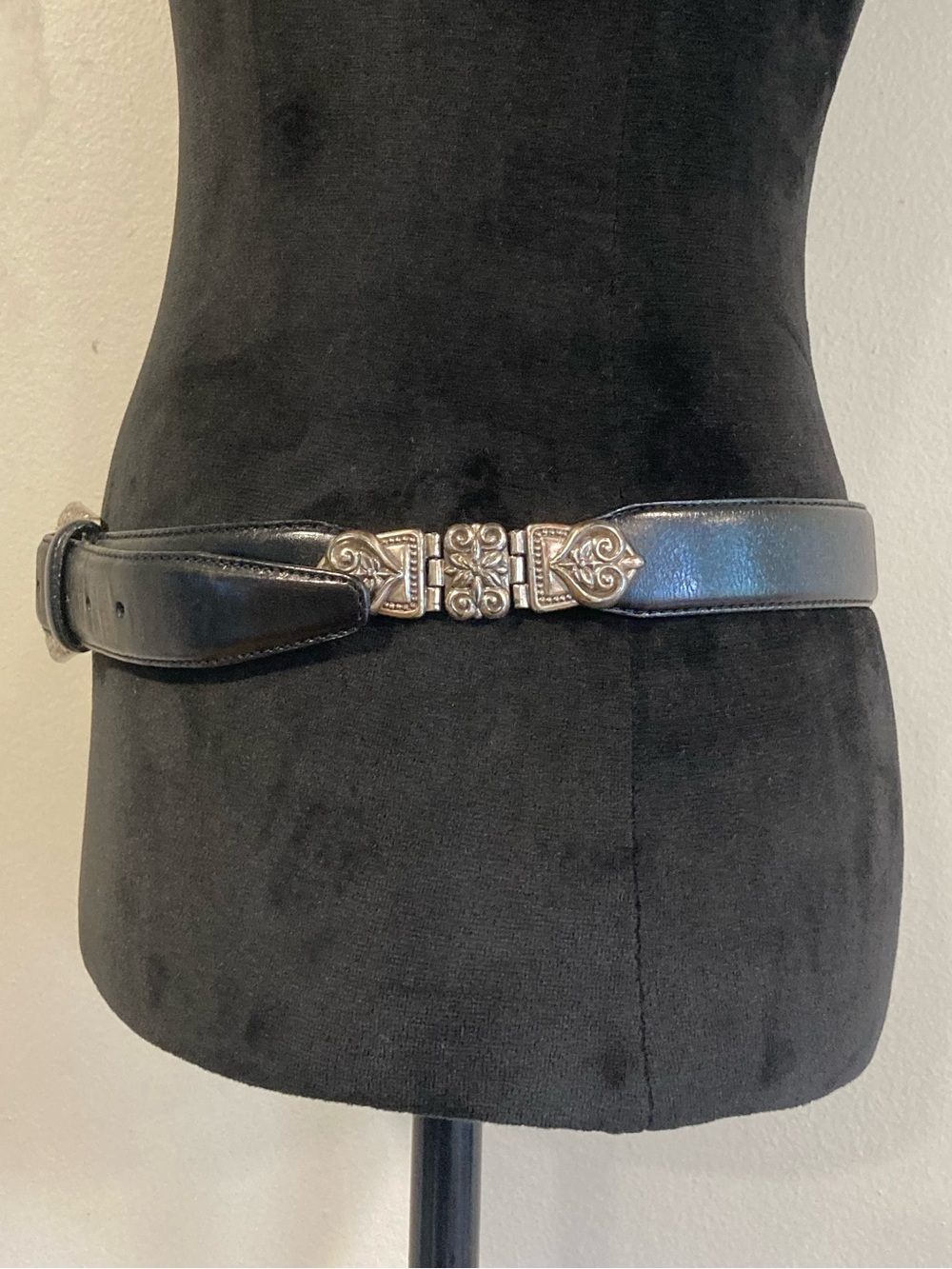 Fossil Black Leather Western-Style Belt with Silver-Tone Heart Accents - Picture 4 of 16